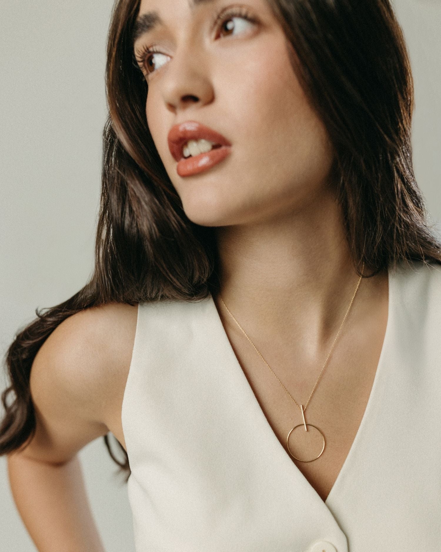 Yellow gold circle and line necklace