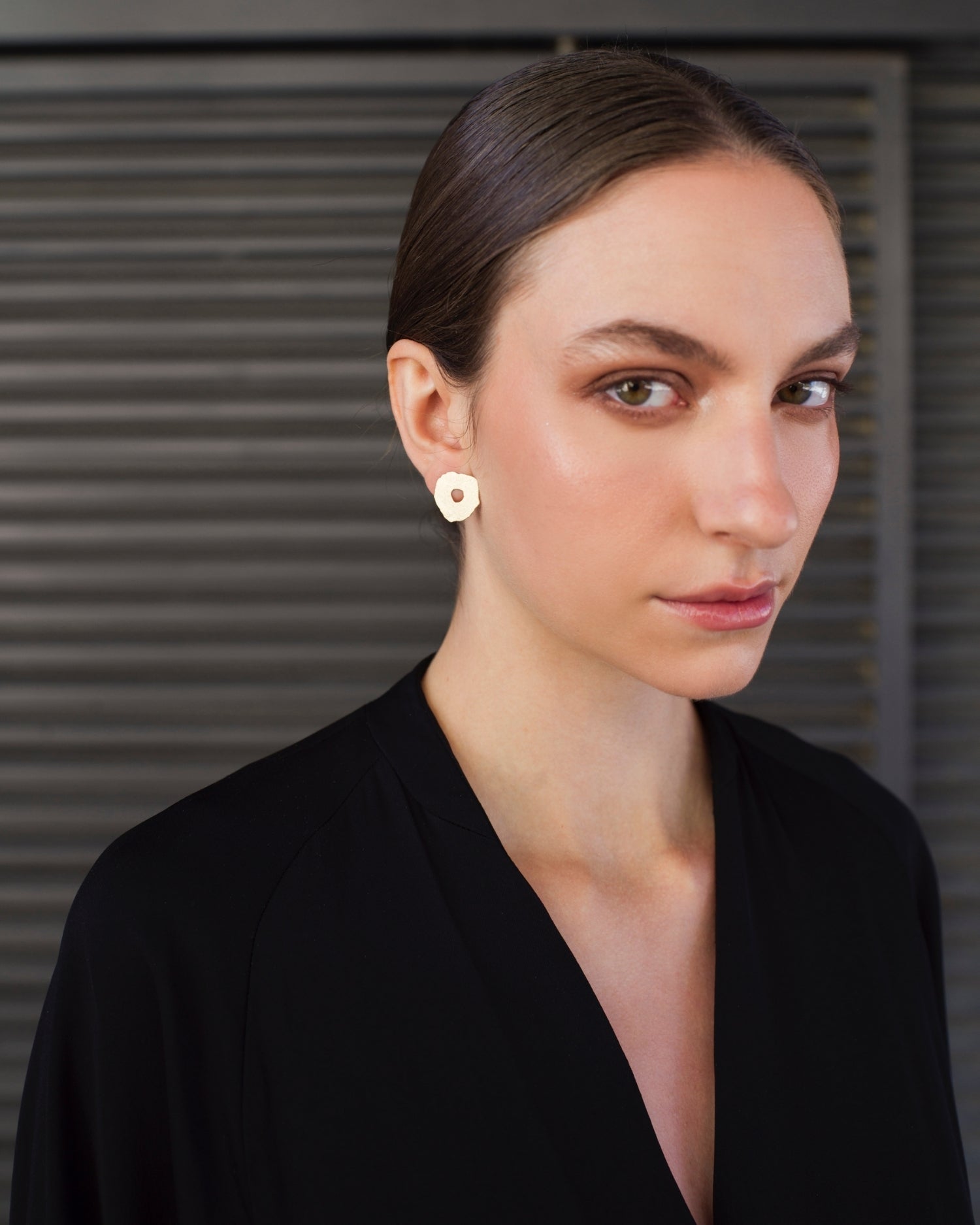 14k gold round seashell earrings