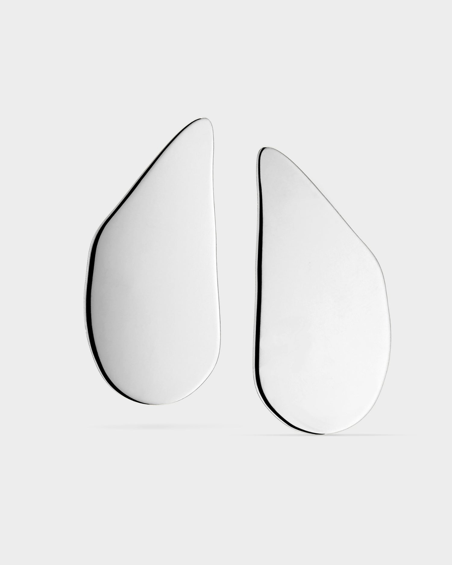 14k white gold glossy seashell earrings