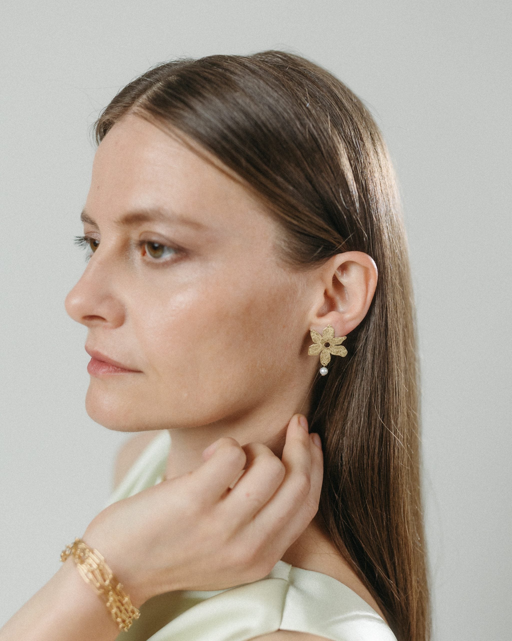 Yellow gold flower and pearl earrings