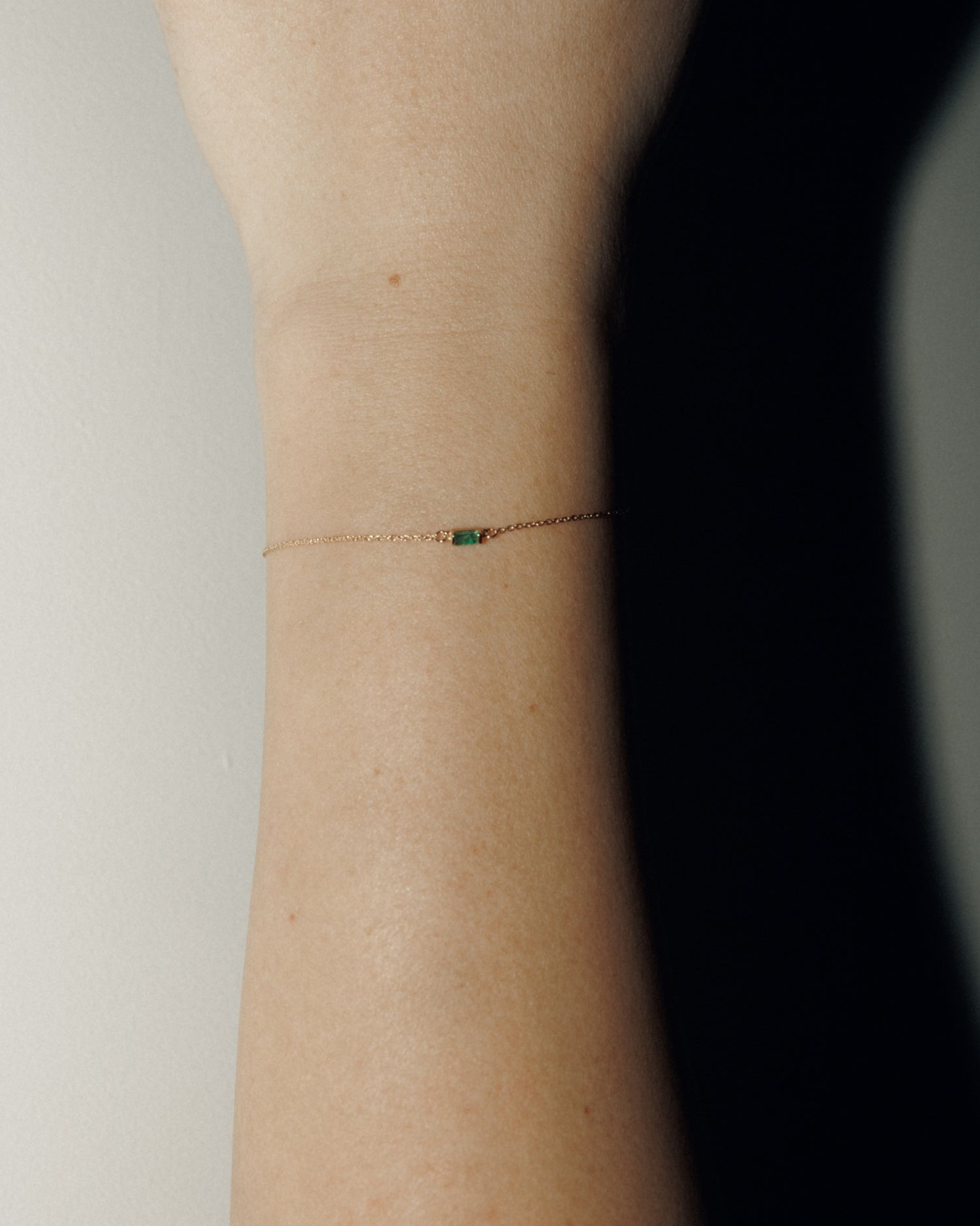 Baguette 14k gold bracelet with emerald gemstone