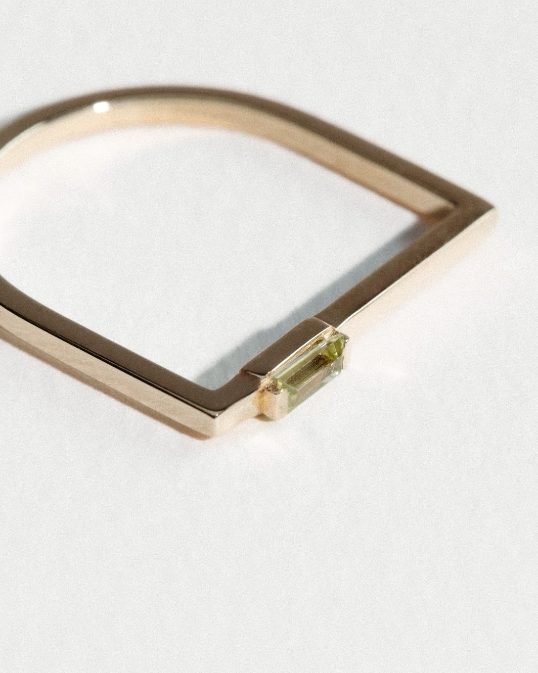 Inel Baguette din aur galben cu peridot