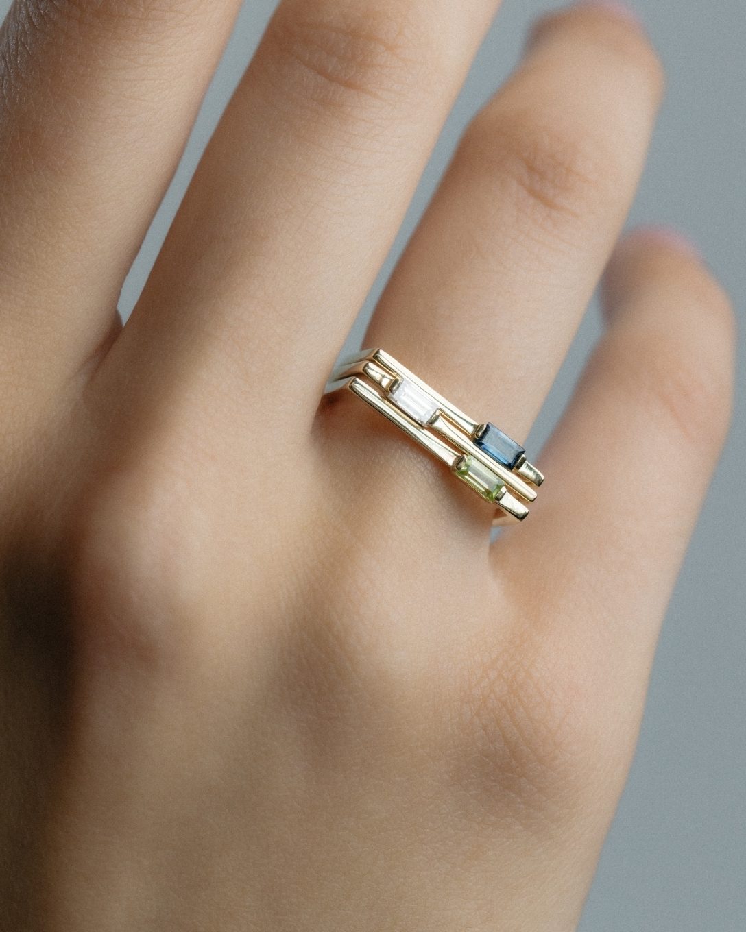 Inel Baguette din aur galben cu safir