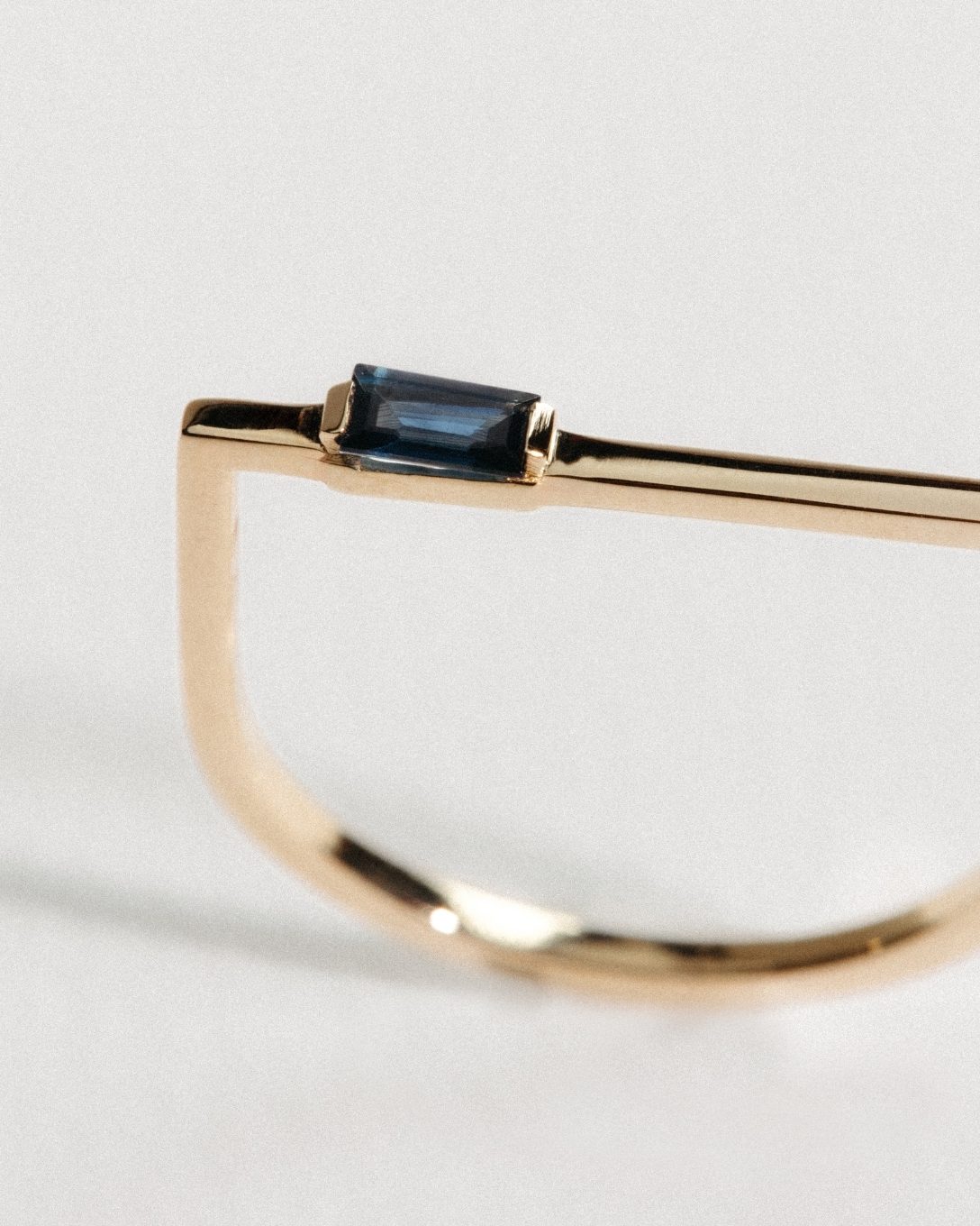 Inel Baguette din aur galben cu safir