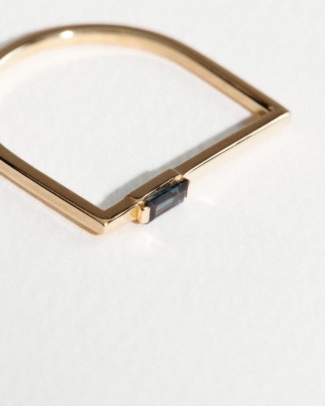 Inel Baguette din aur galben cu safir