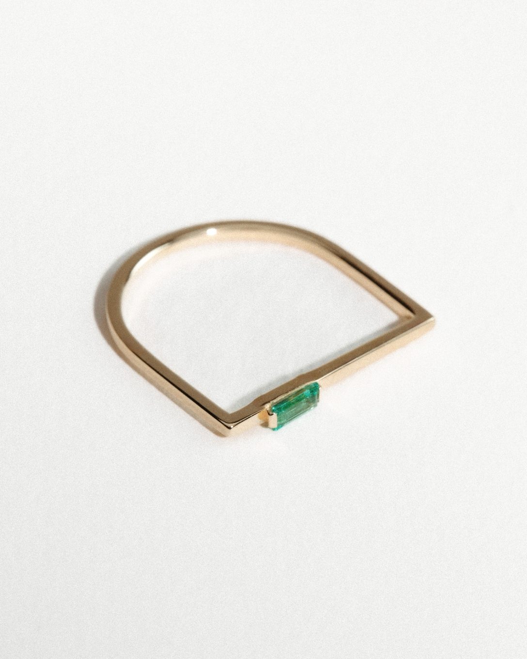 Inel Baguette din aur galben cu smarald