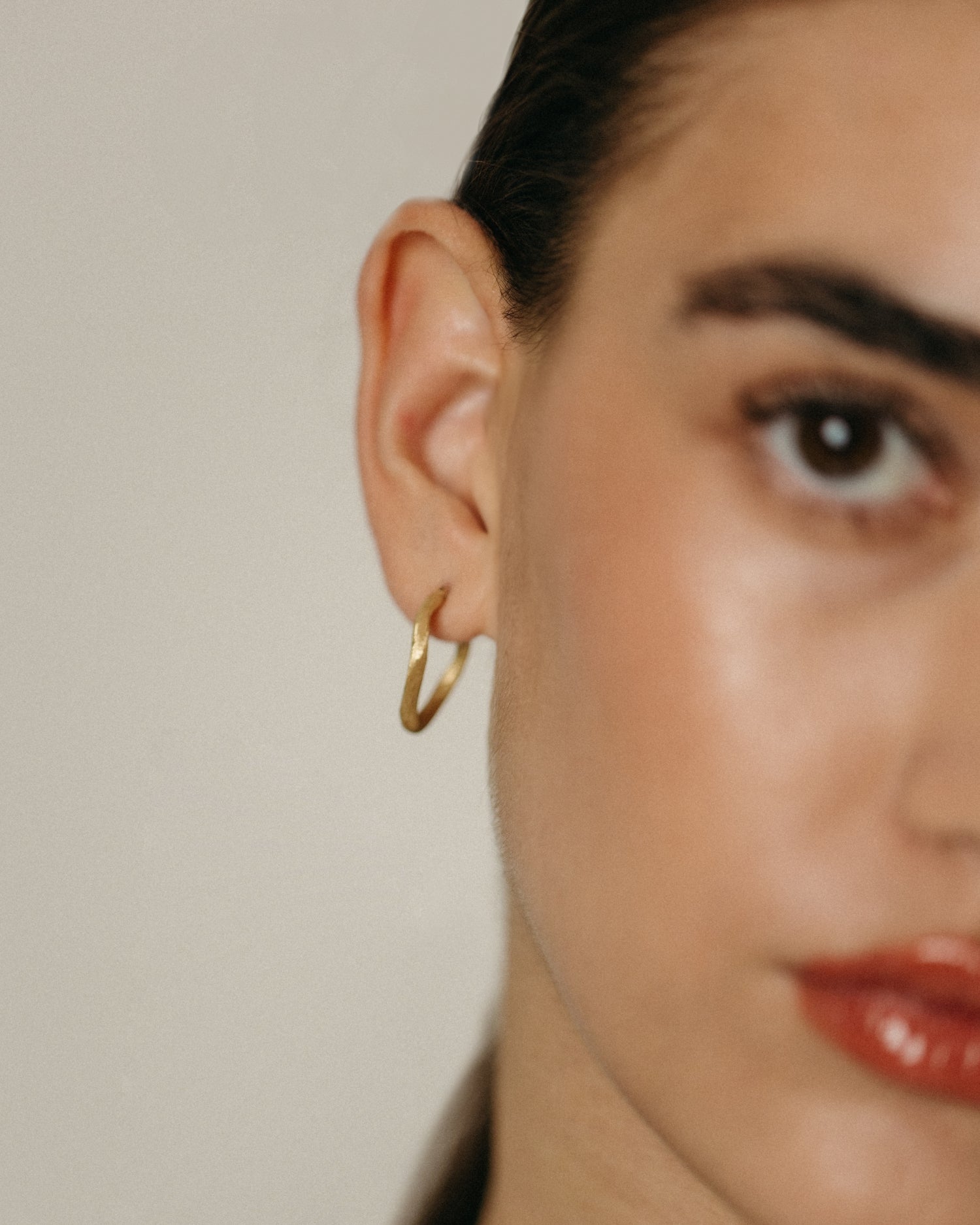 Cercei brushed mini din aur galben