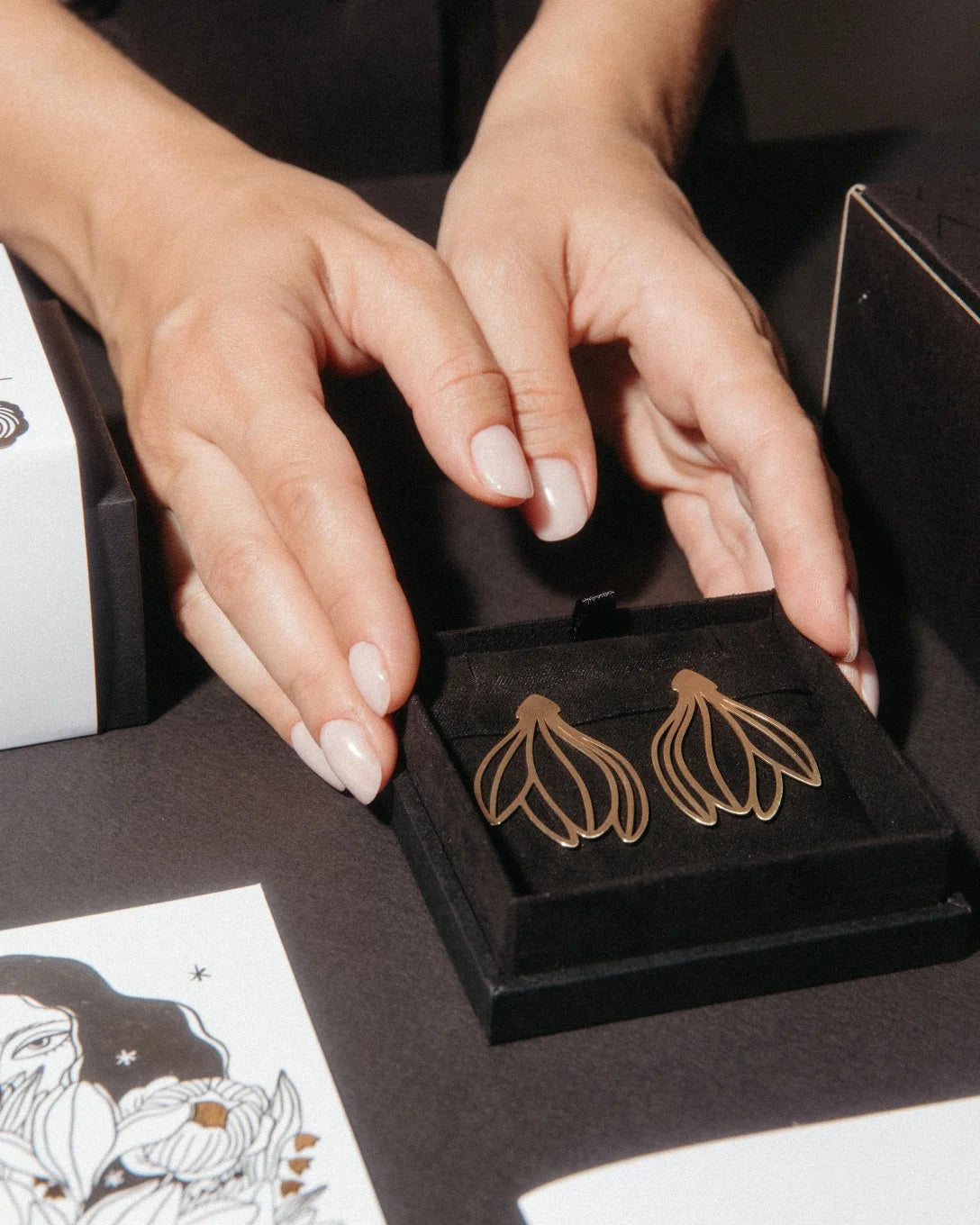 Cercei mari cu magnolie din aur galben