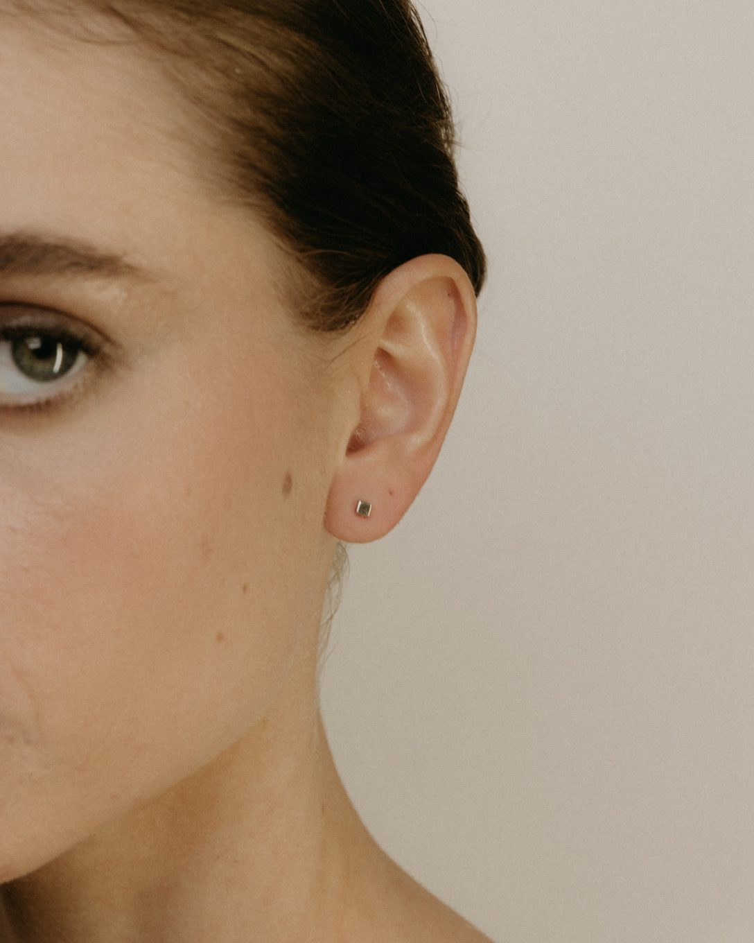 Cercei cub din aur alb