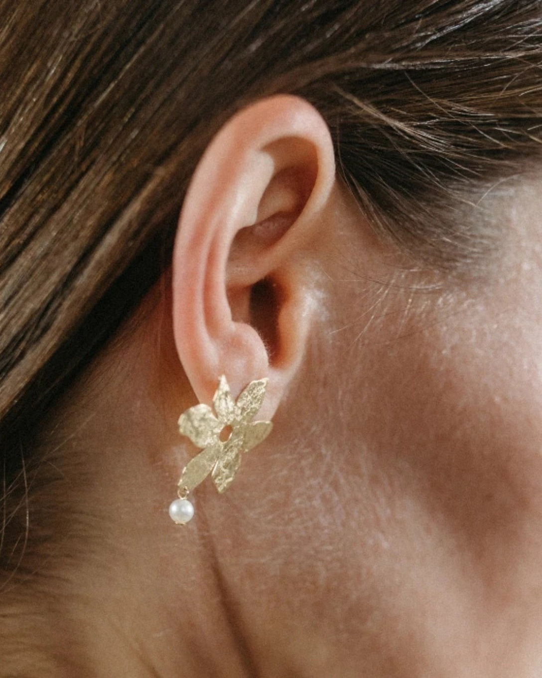 Yellow gold flower and pearl earrings