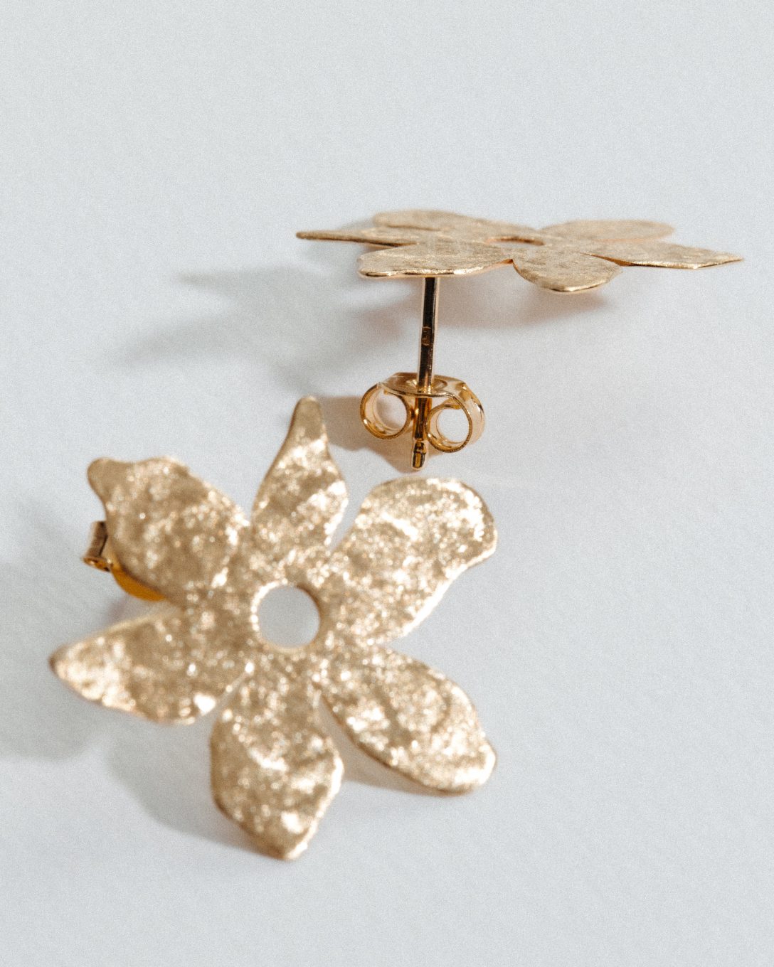 Yellow gold flower earrings