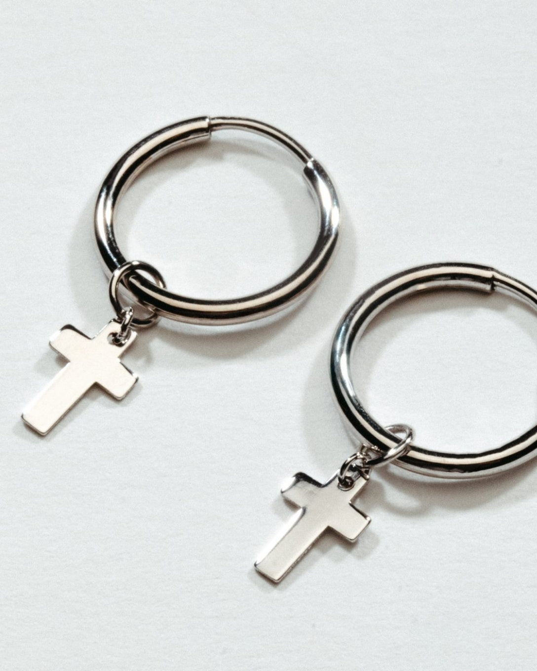 Cercei hoop cruce din aur alb