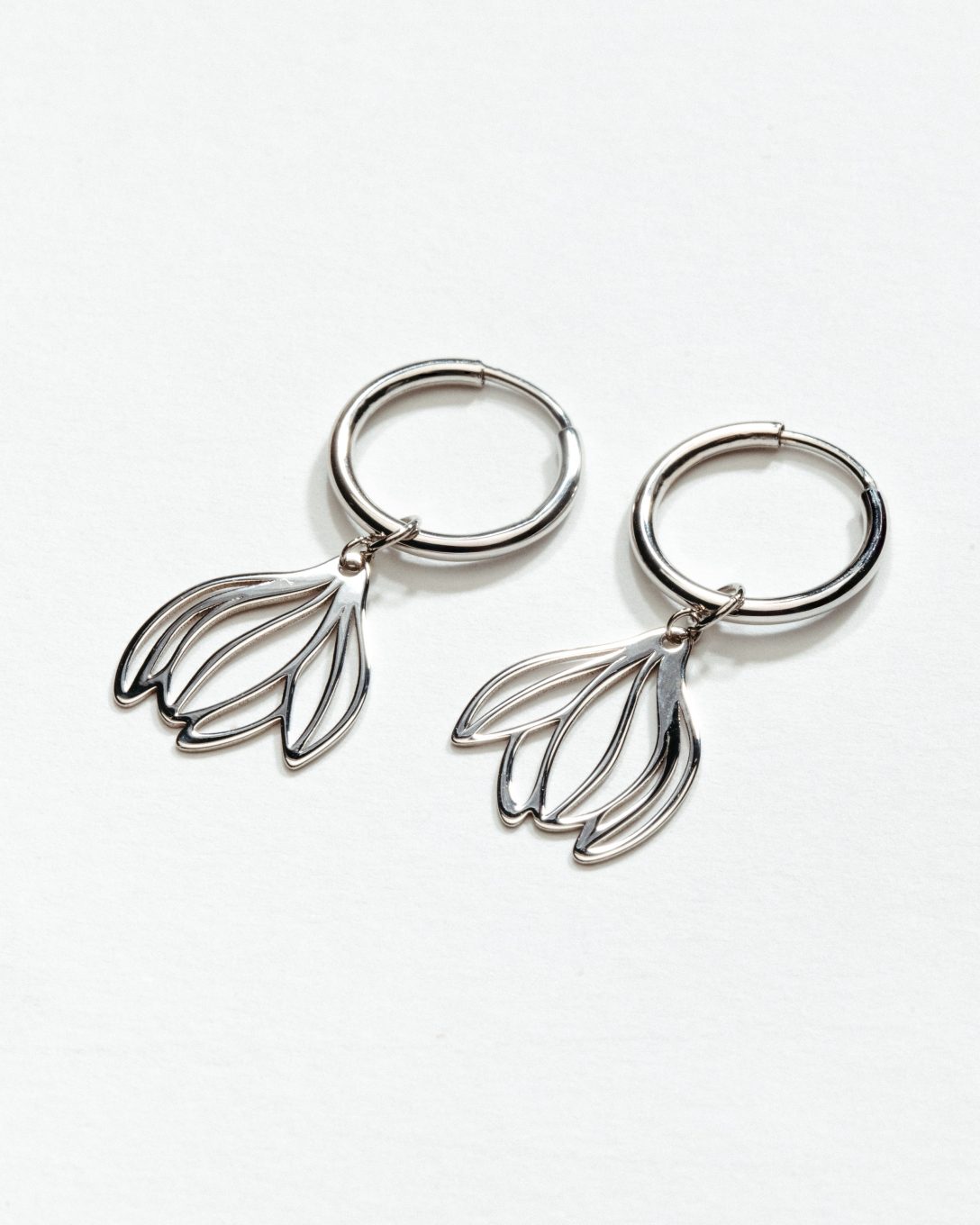 Cercei magnolie mini hoop din aur alb