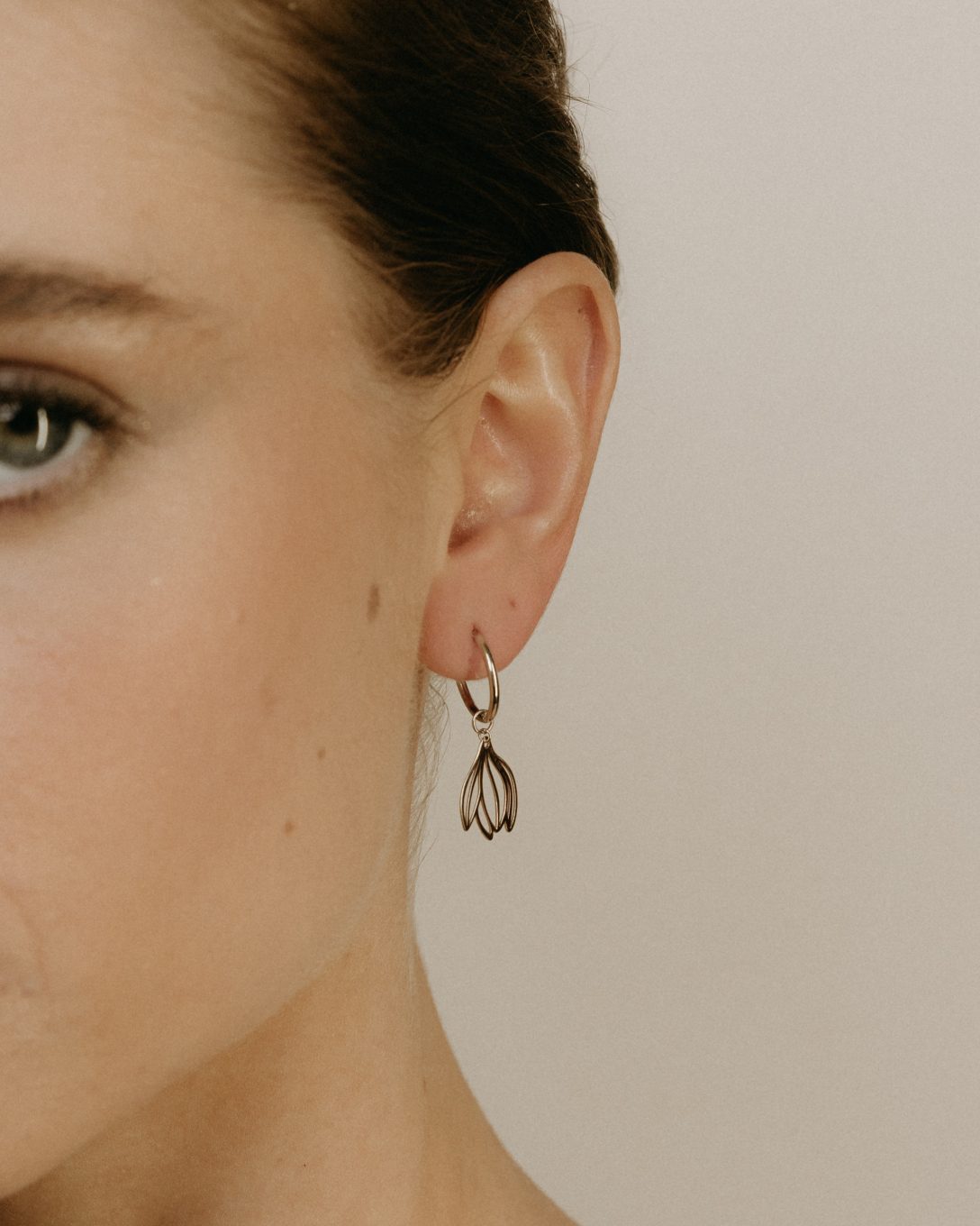 Cercei magnolie mini hoop din aur alb