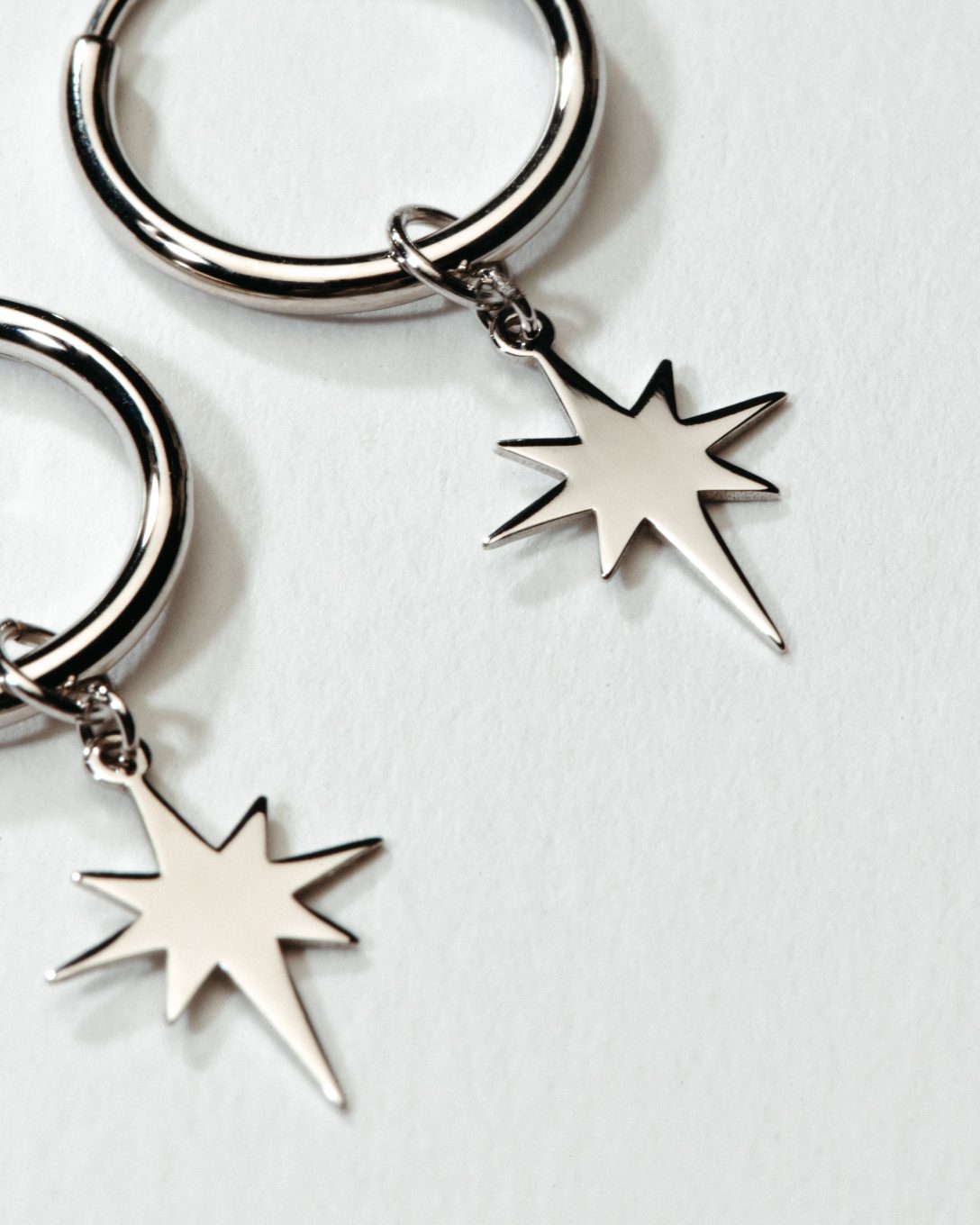 Cercei hoop stea din aur alb