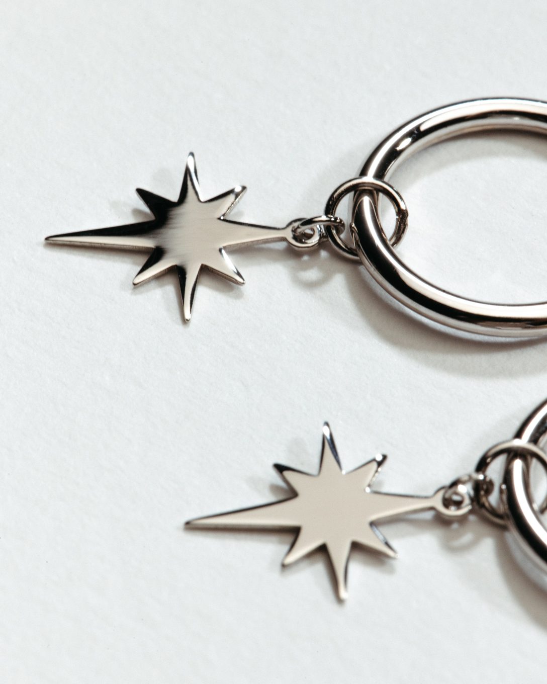 Cercei hoop stea din aur alb