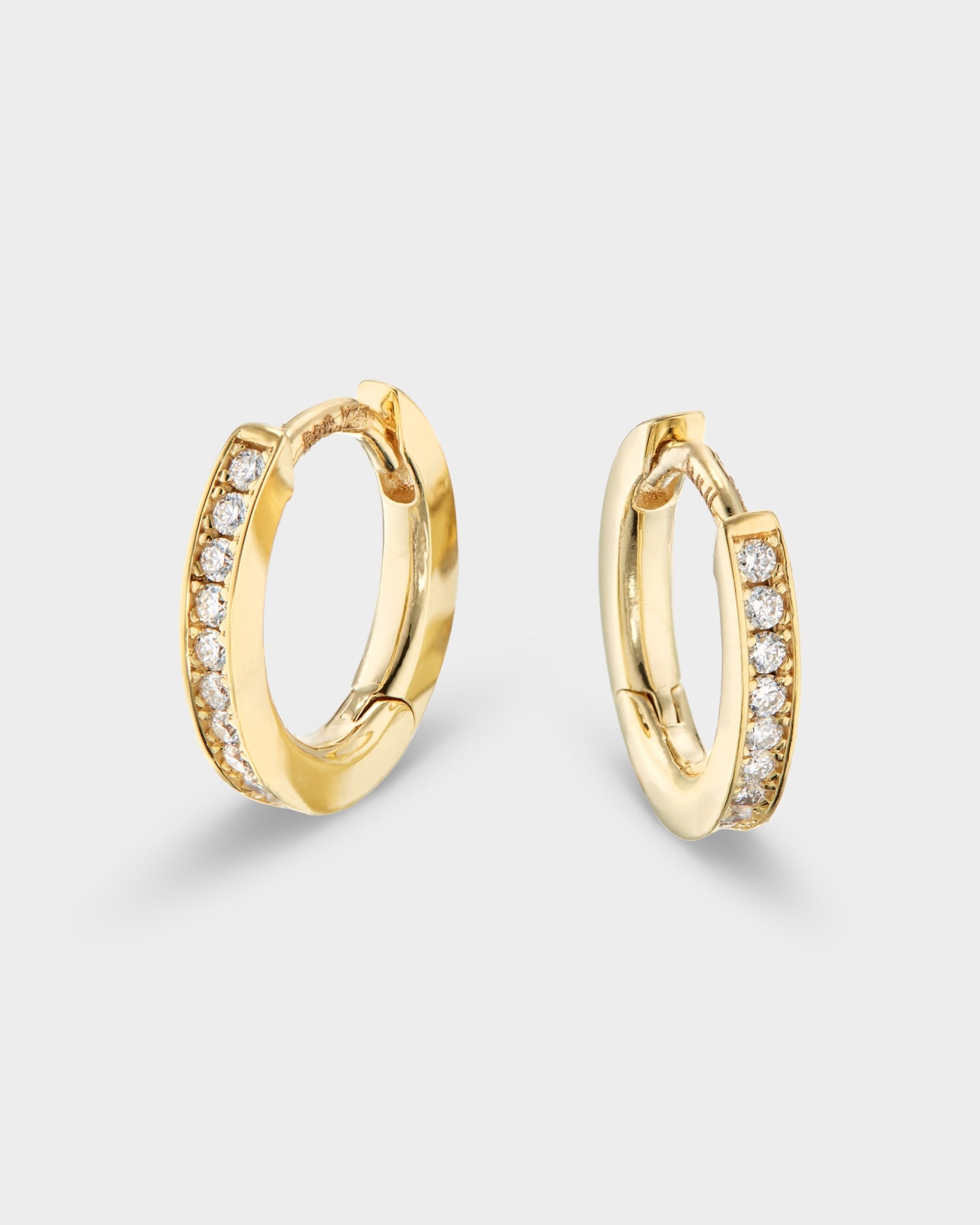 Cercei Huggies din aur galben cu diamante naturale