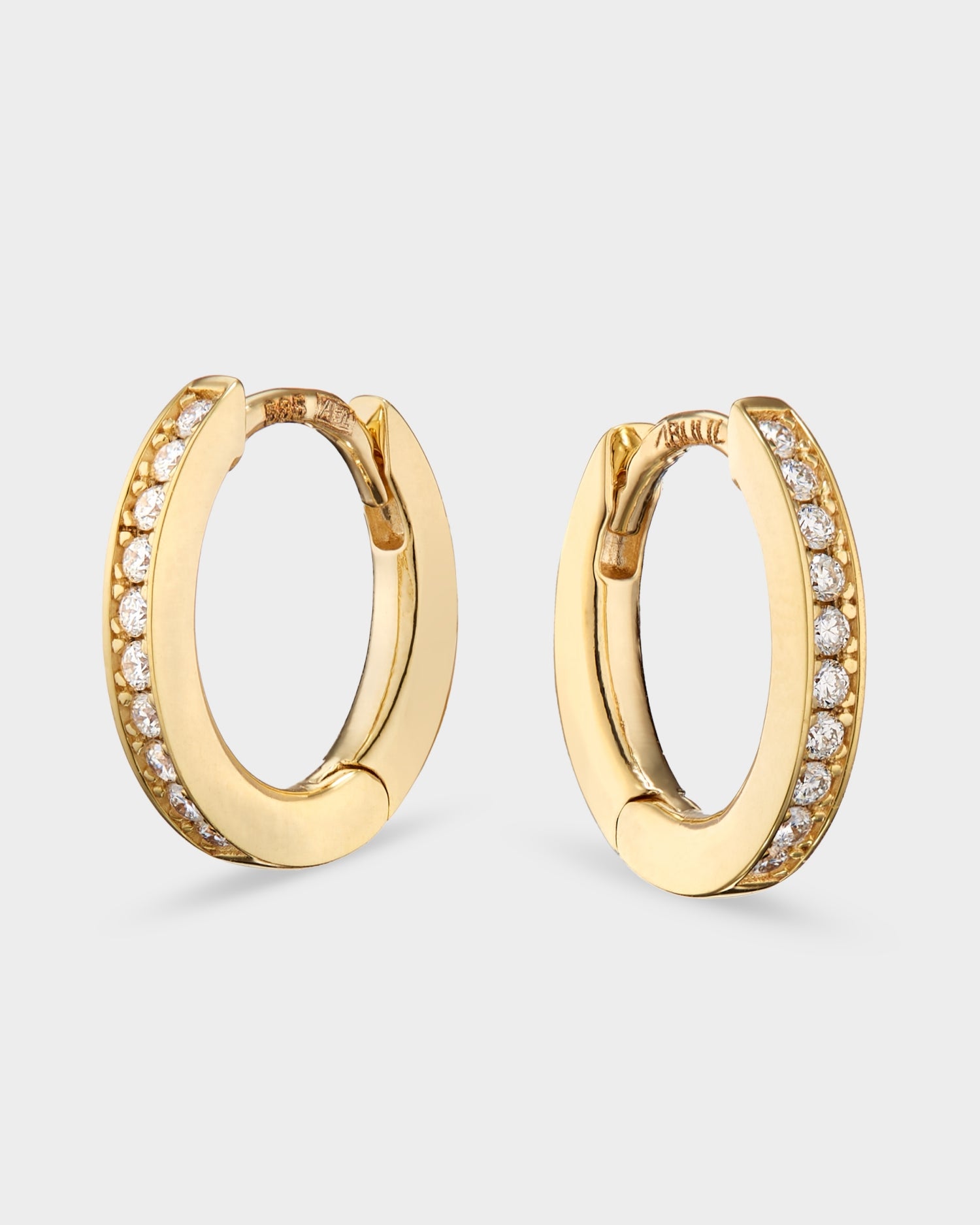 Cercei Huggies din aur galben cu diamante naturale