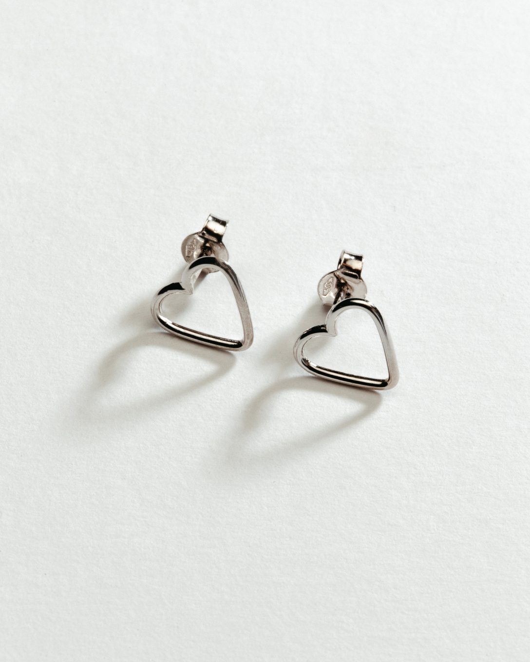 Cercei inimioare din aur alb