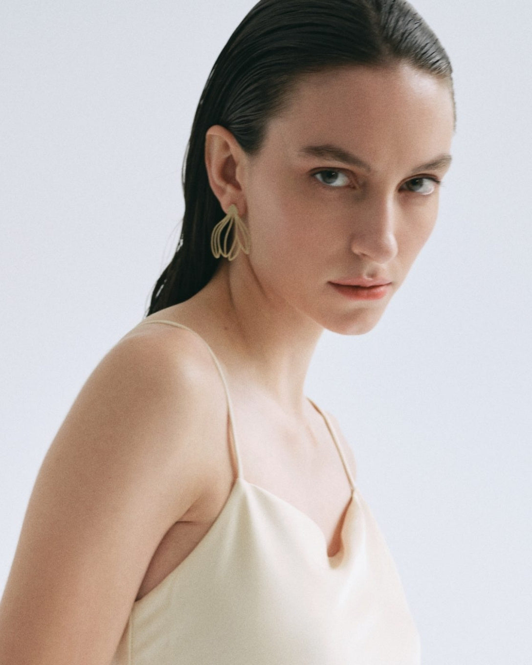 Cercei mari cu magnolie din aur galben