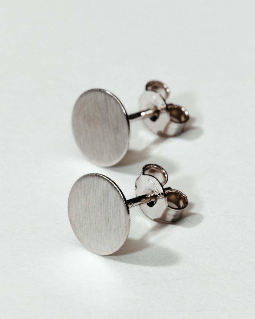 Cercei mini circle din aur alb