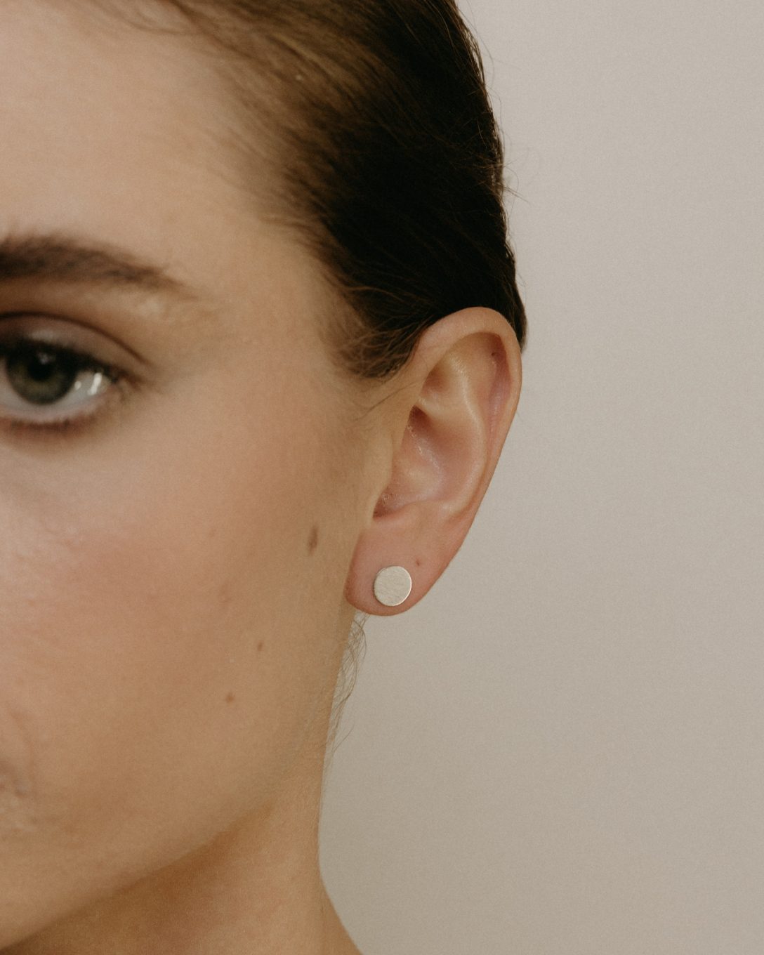 Cercei mini circle din aur alb