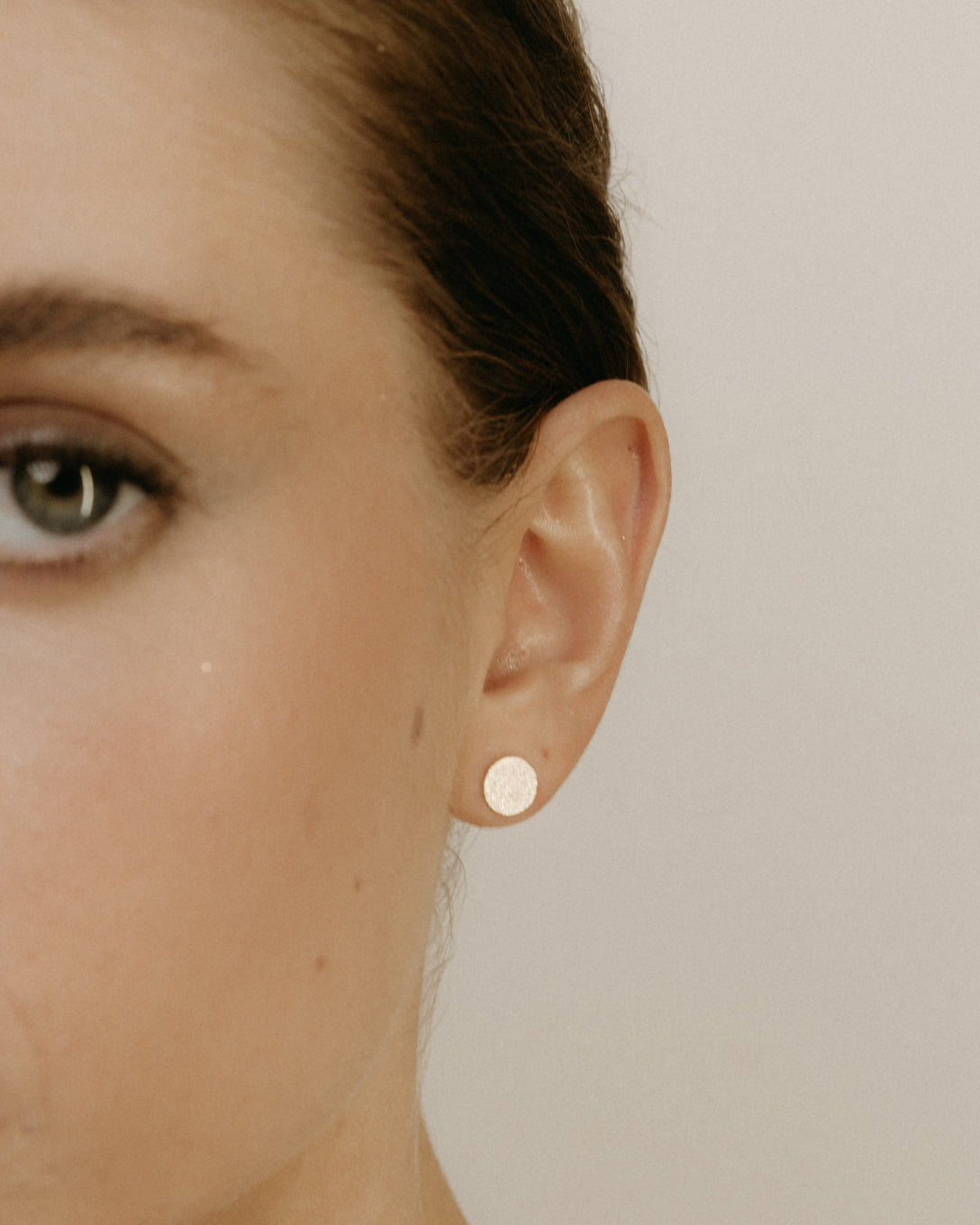 Cercei mini circle din aur galben periat