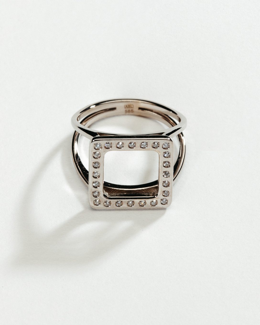 Inel Manifest din aur alb cu diamante naturale