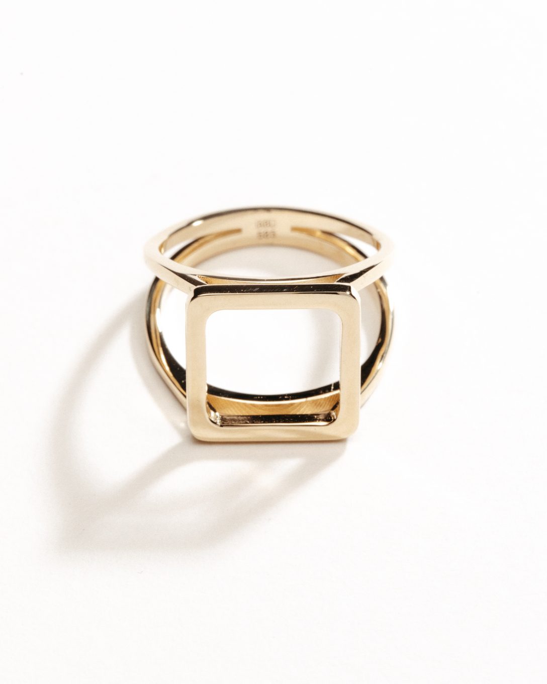 Yellow gold Manifest ring