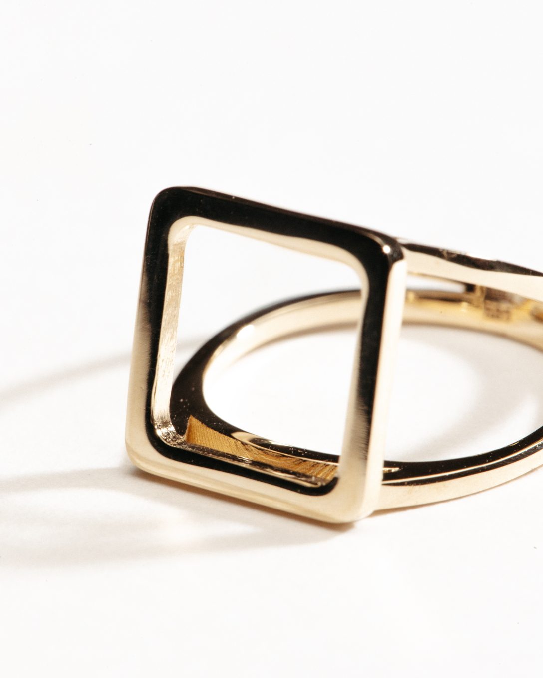 Yellow gold Manifest ring