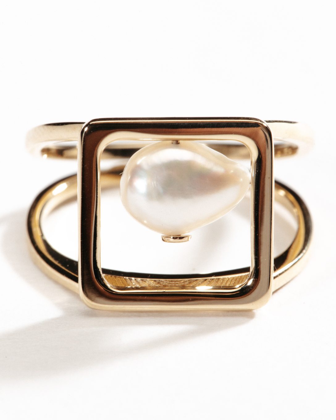 Yellow gold Manifest ring with natural baroque pearl