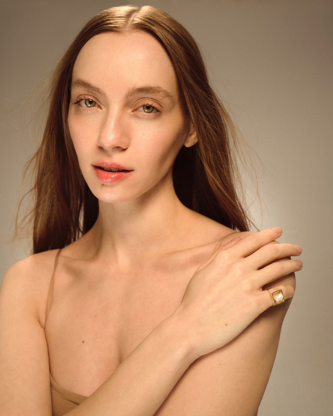 Yellow gold Manifest ring with natural baroque pearl