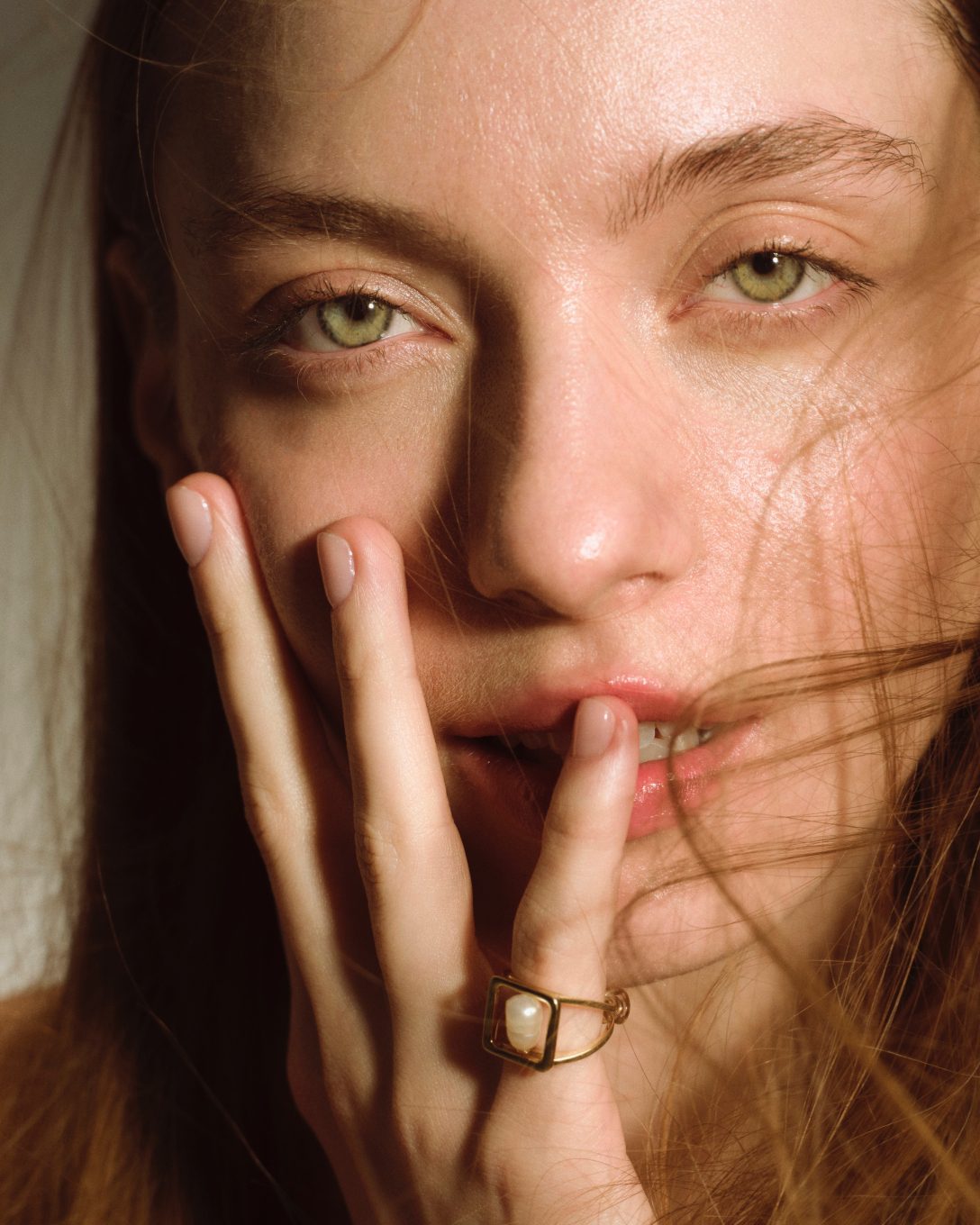 Yellow gold Manifest ring with natural baroque pearl