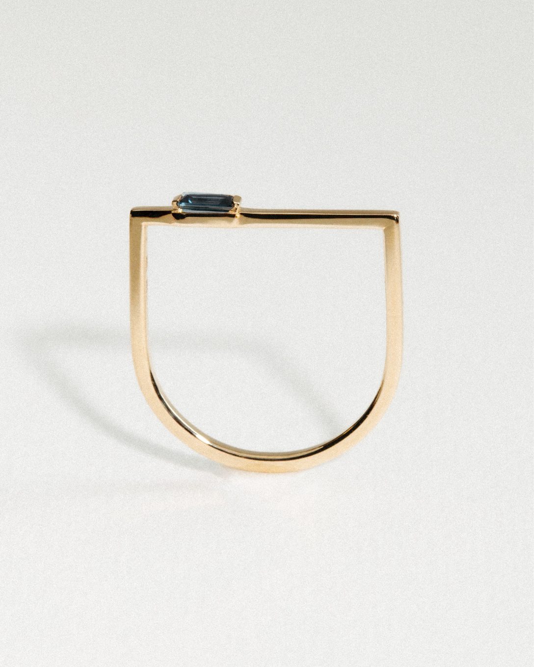 Inel Baguette din aur galben cu safir