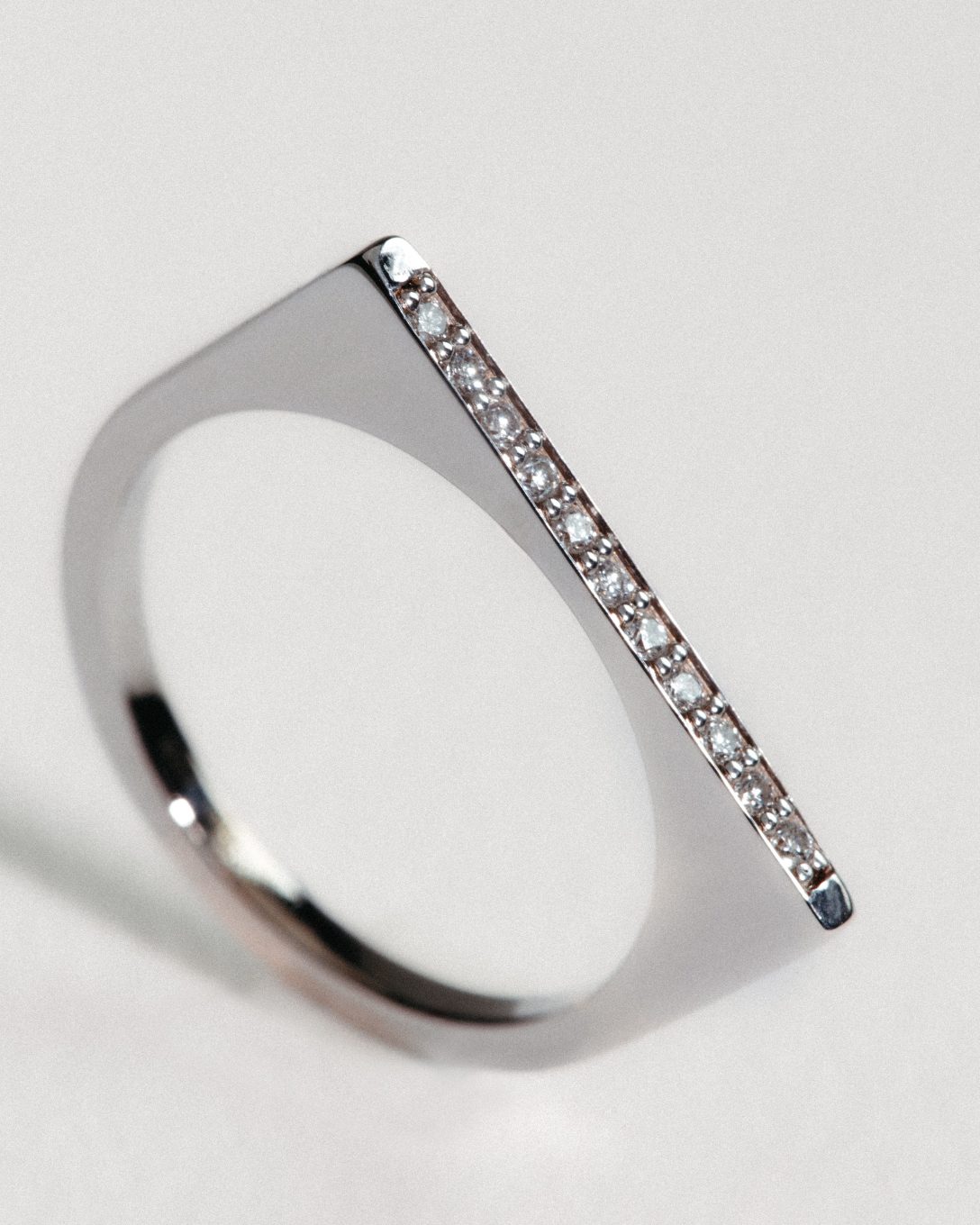 Inel Timpul Structural din aur alb cu diamante naturale