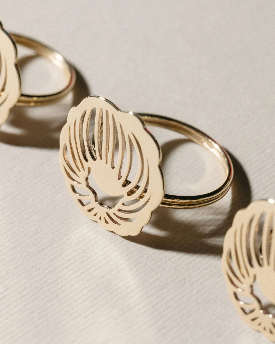 Inel cu bujor din aur galben