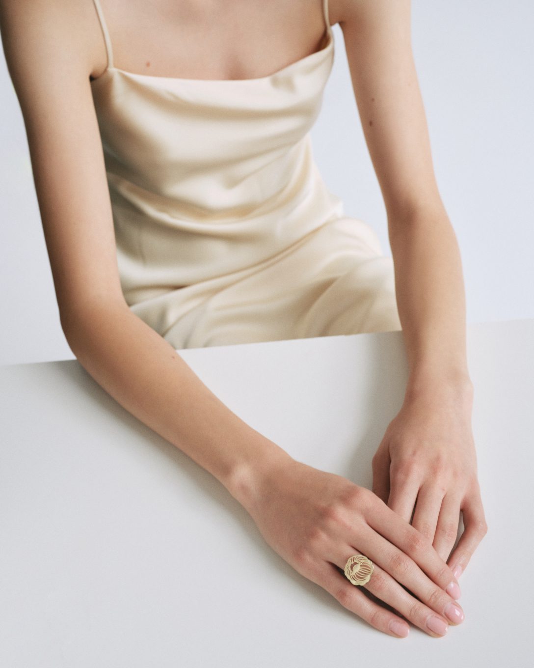 Inel cu bujor din aur galben