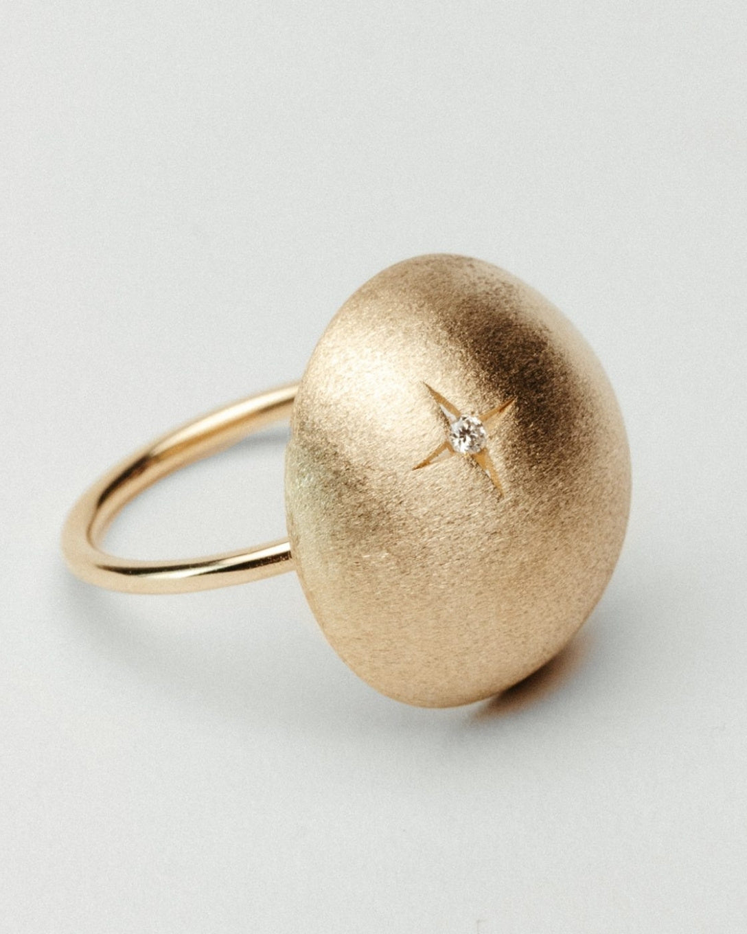 Inel mare Globe din aur galben cu diamant natural