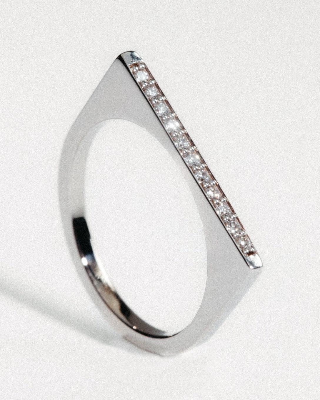 Inel Timpul Structural din aur alb cu diamante naturale