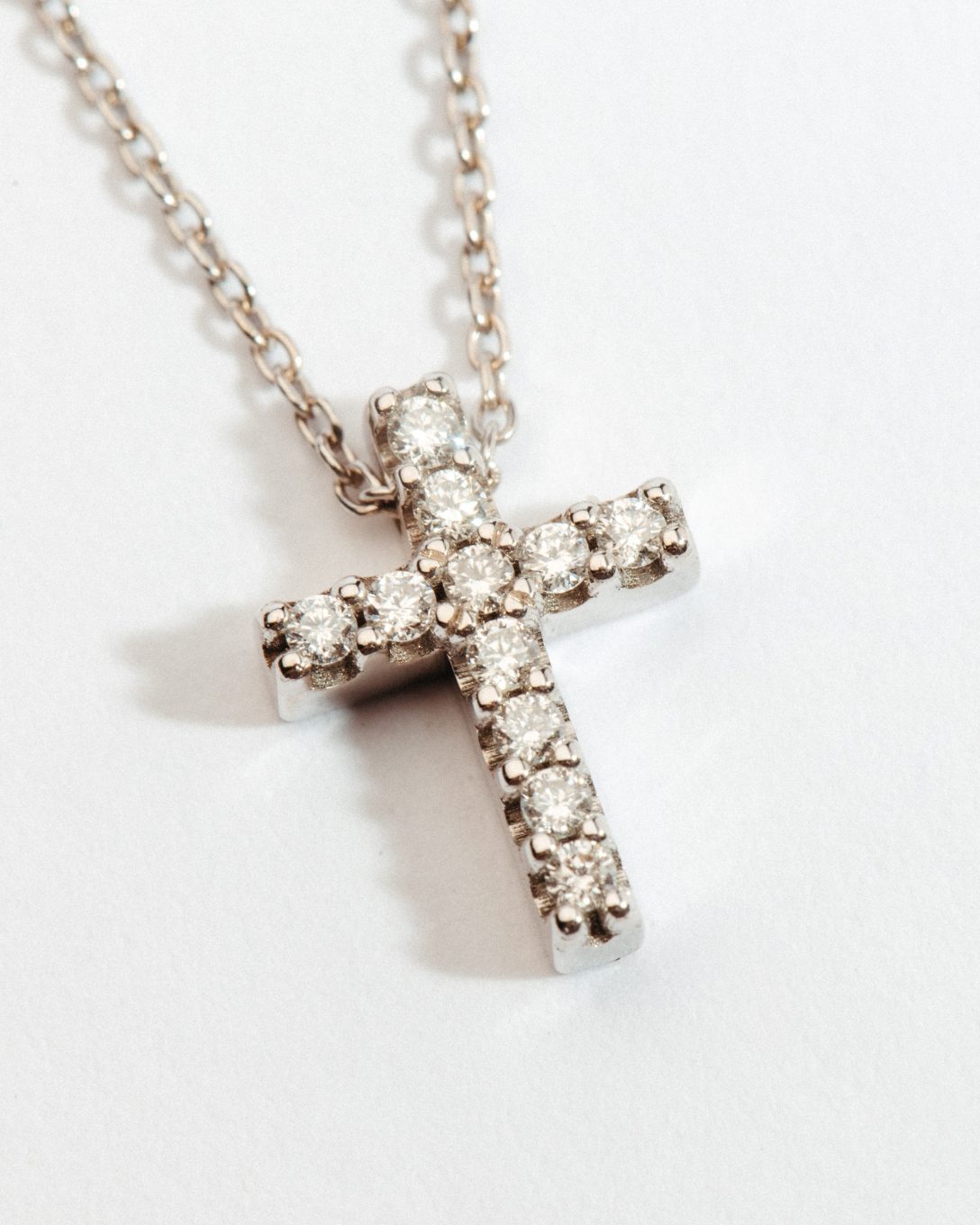Lanț cu cruce din aur alb cu diamante naturale