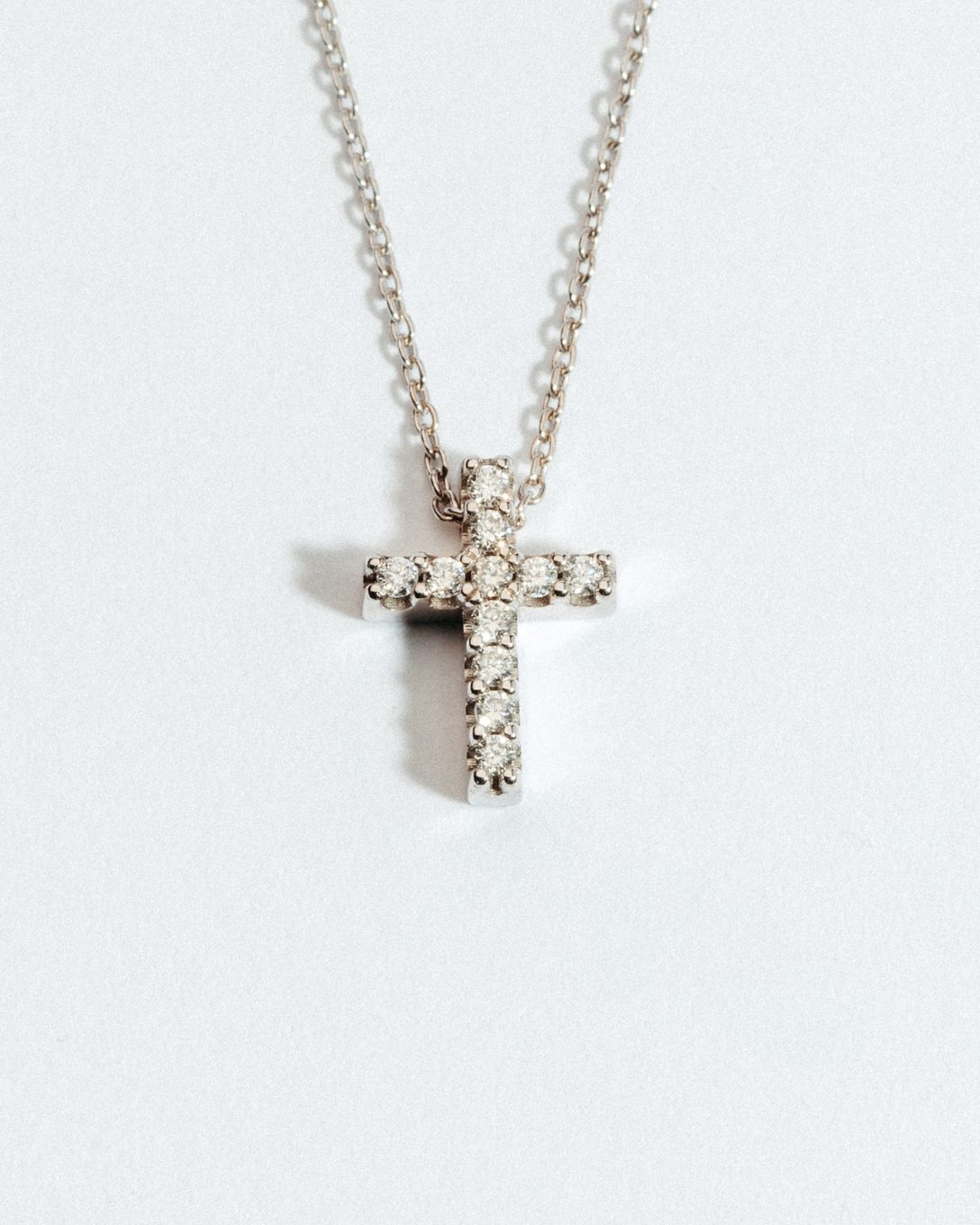 Lanț cu cruce din aur alb cu diamante naturale