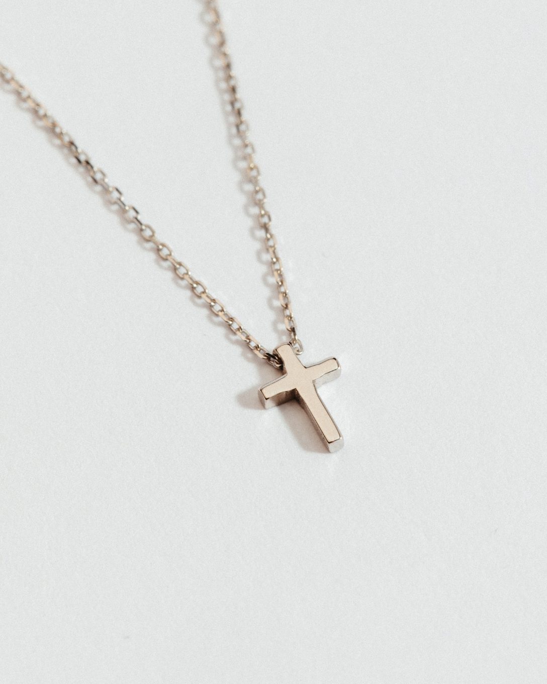 Lanț cu cruce mică din aur alb