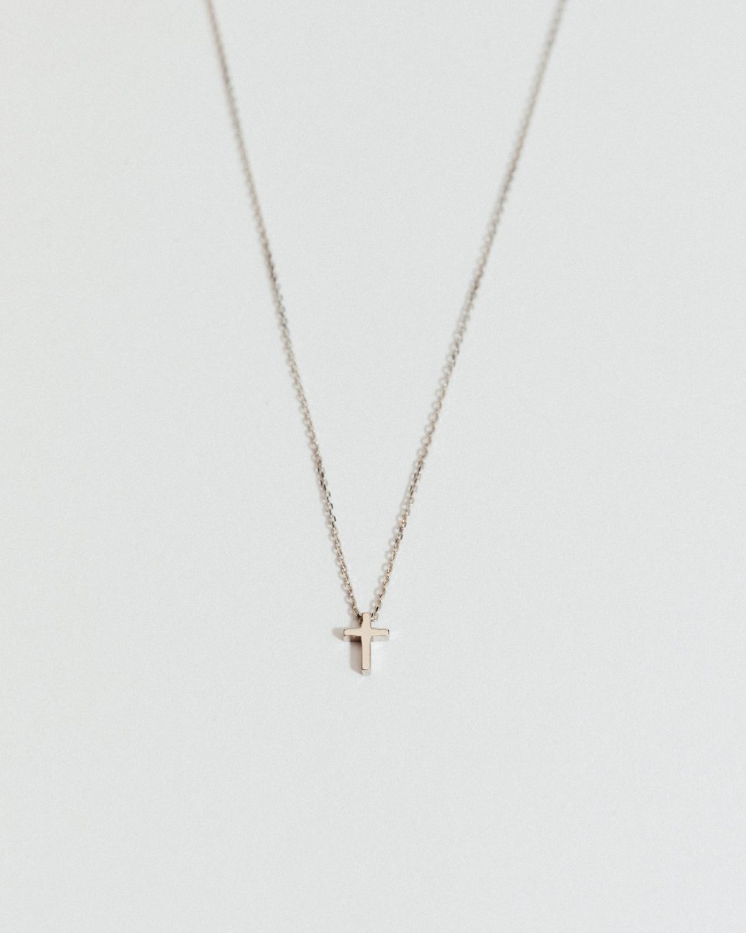 Lanț cu cruce mică din aur alb