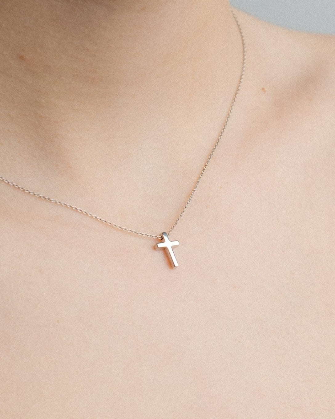 Lanț cu cruce din aur alb
