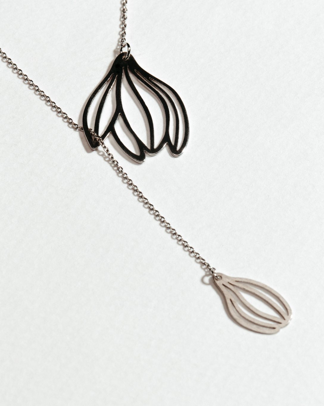 Lanț lung cu magnolie din aur alb