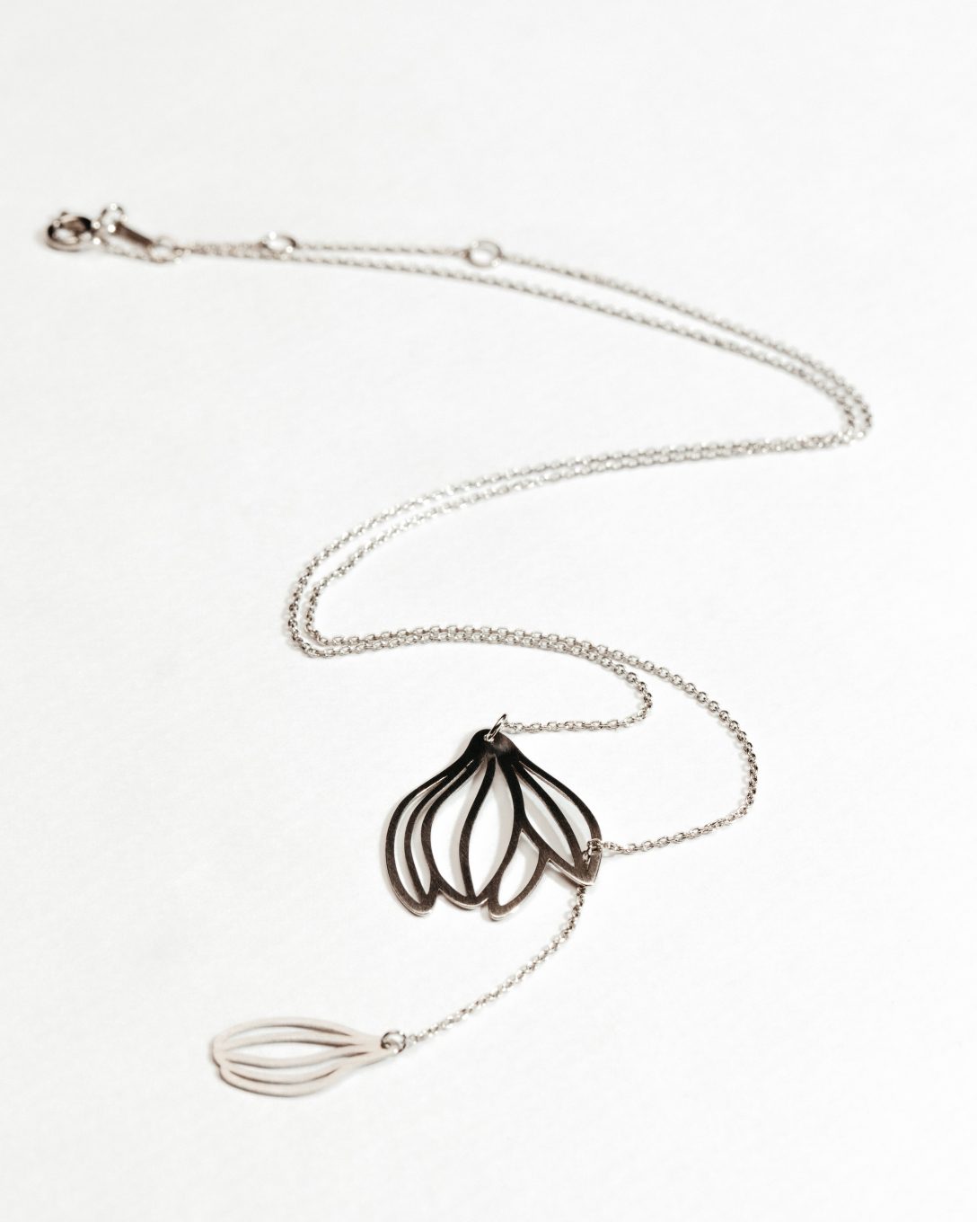 Lanț lung cu magnolie din aur alb