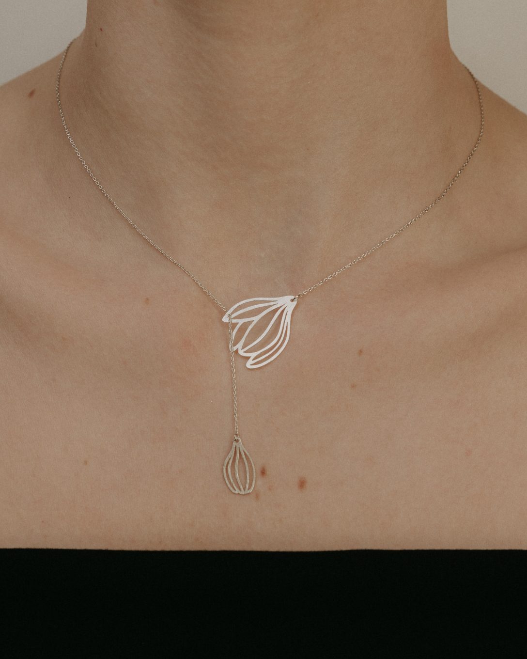 Lanț lung cu magnolie din aur alb