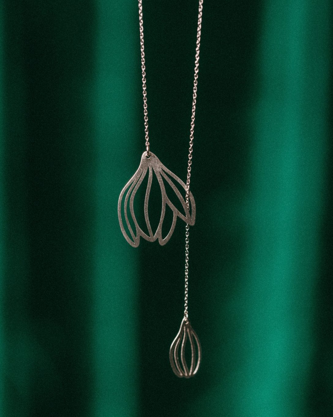 Lanț lung cu magnolie din aur alb