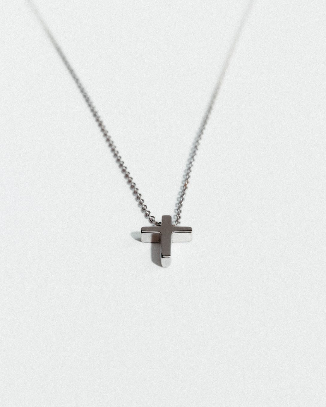 Lanț cu cruce din aur alb