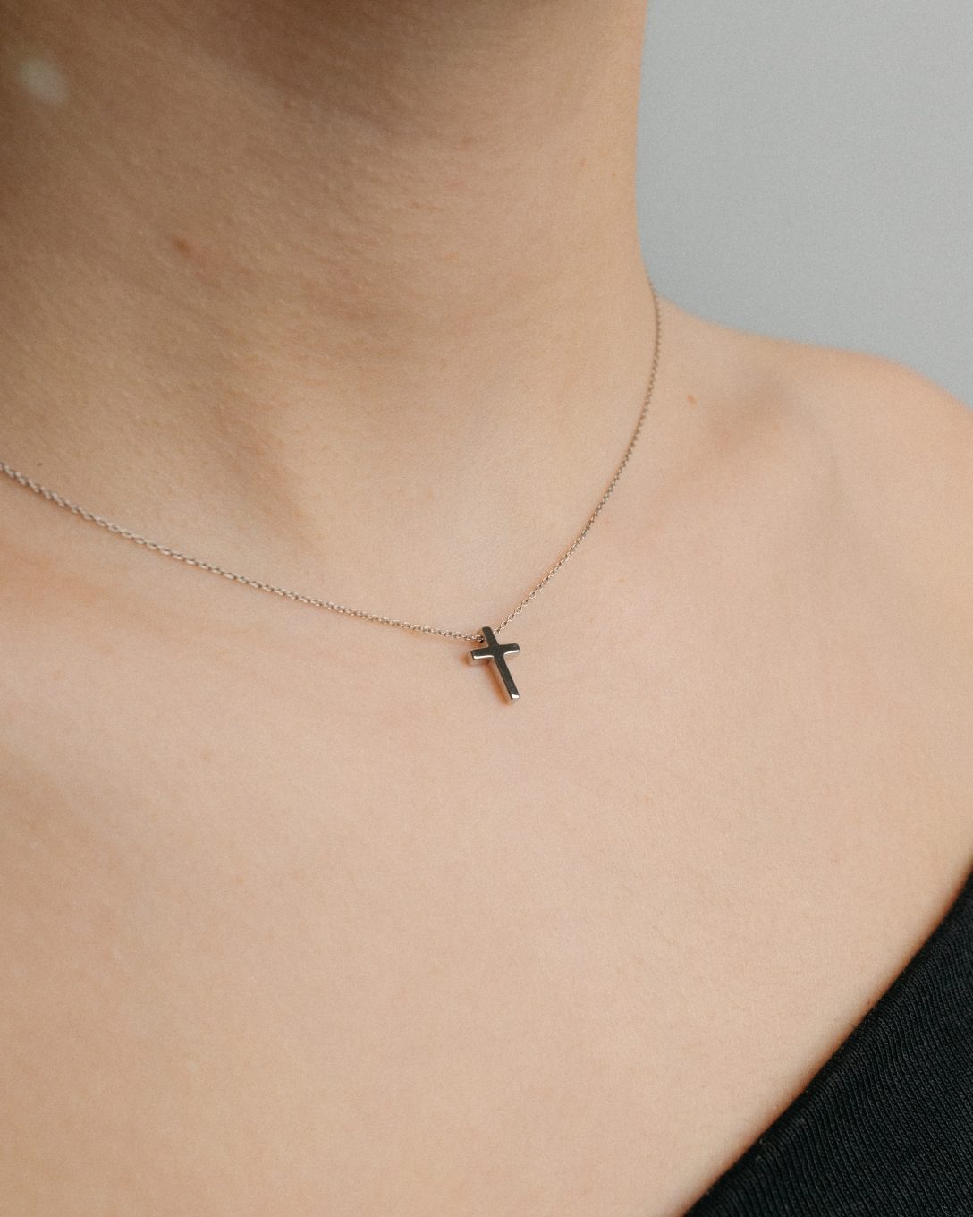 Lanț cu cruce din aur alb